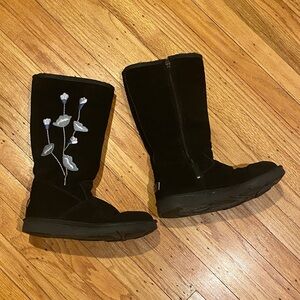 UGG S/N 5477 Women's Black Embroidered Floral Sheepskin Mid Calf Boots Size 8